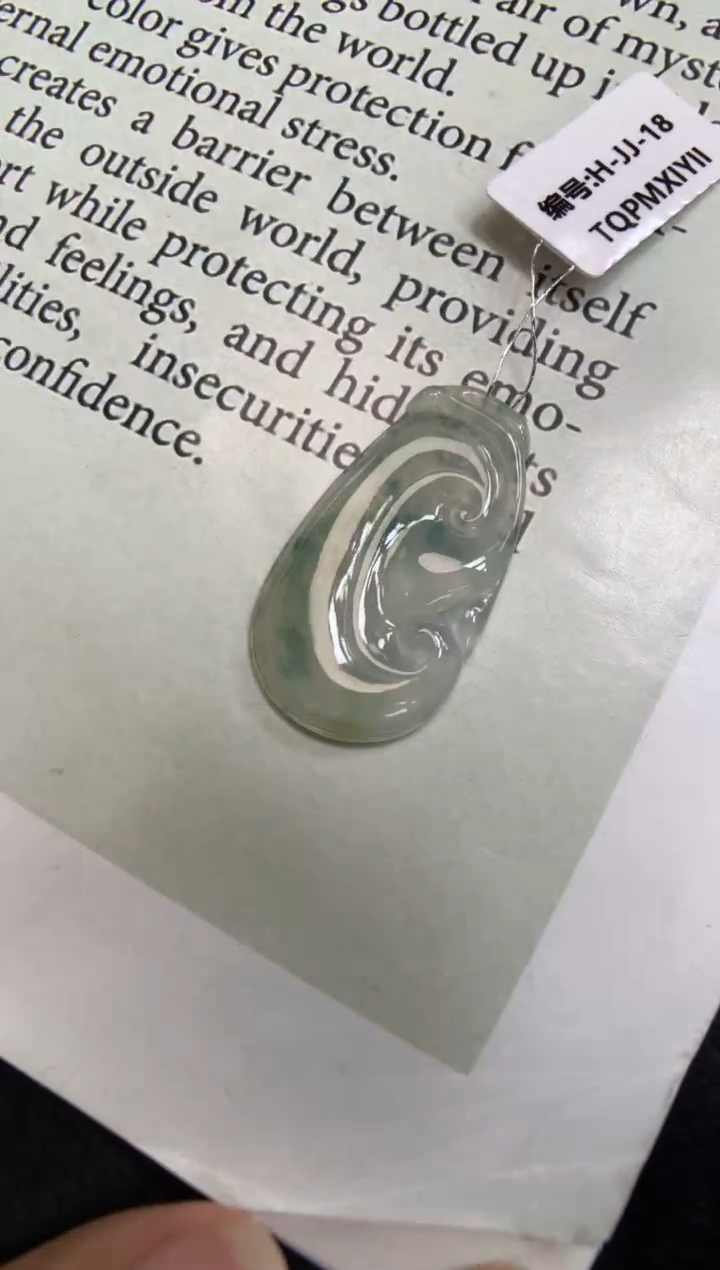 翡翠未镶嵌颈饰如意