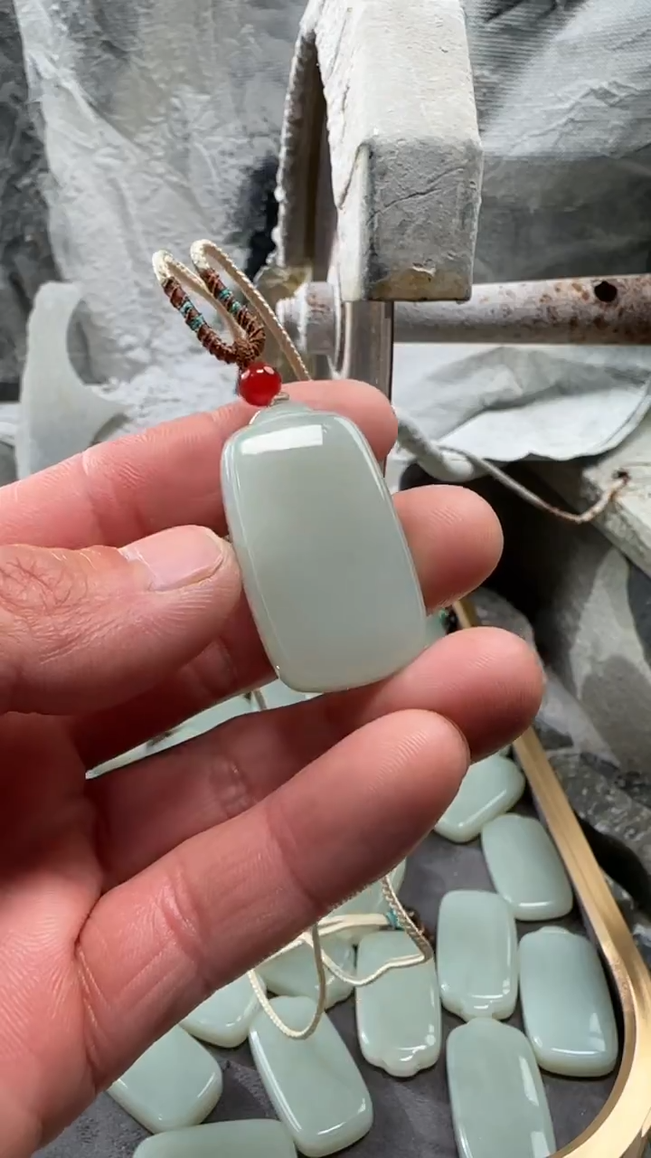 颈饰未镶嵌和田玉吊坠