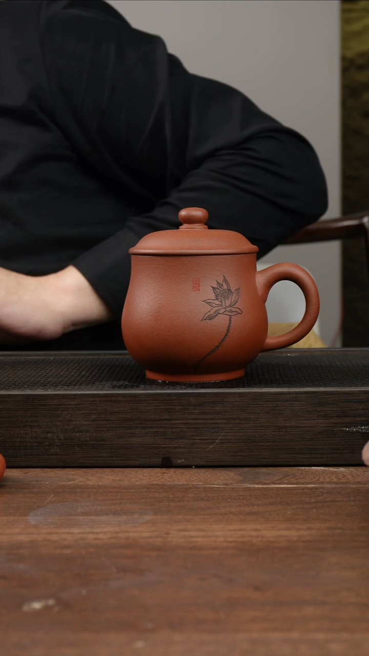 茶杯紫砂红清水莲花刻绘 盖杯  ！