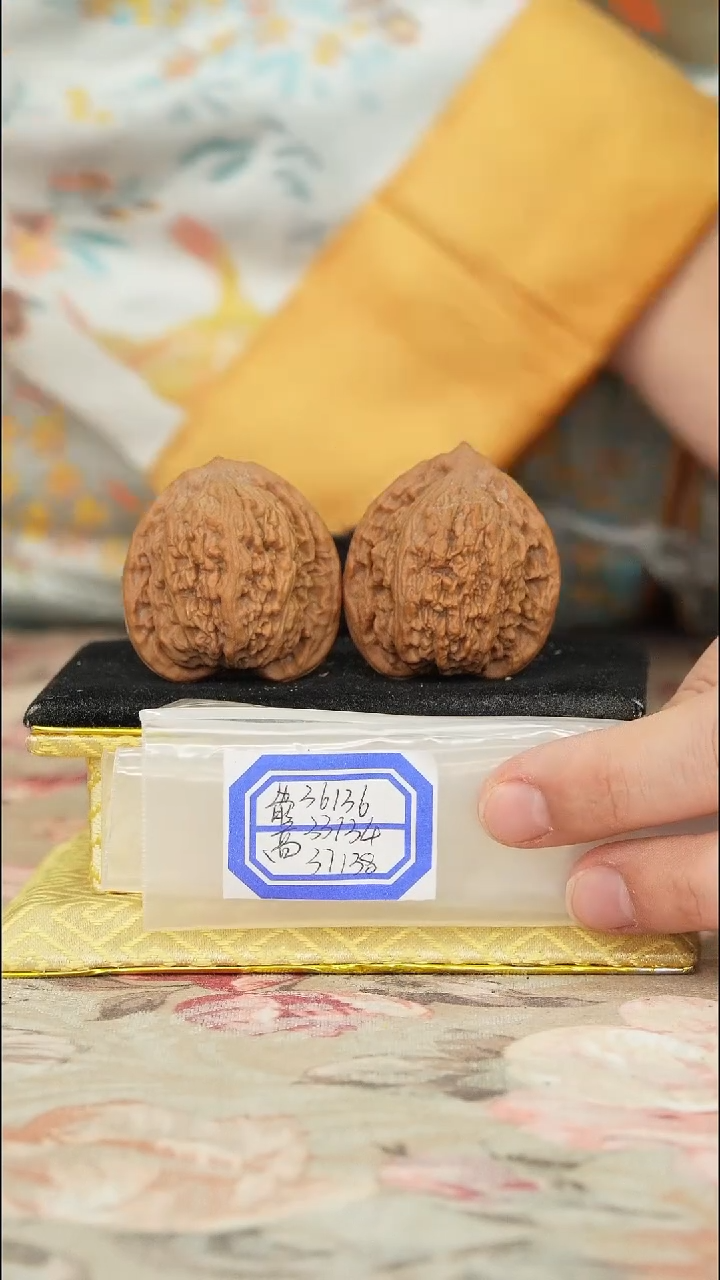 【闪购商品】文玩核桃把件蚂蚁沟官帽