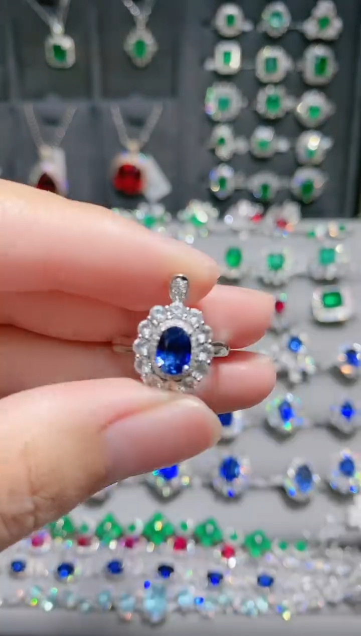 18K金戒指蓝宝石18K金镶嵌.