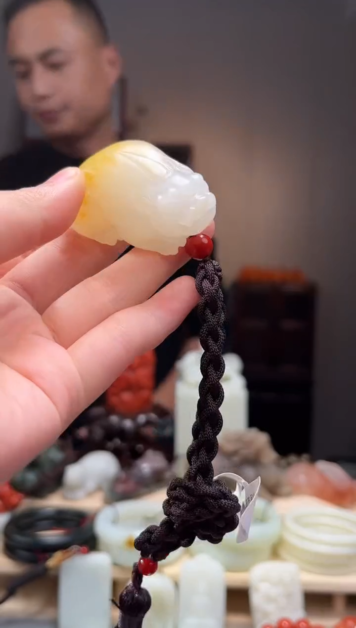 颈饰未镶嵌和田玉吊坠