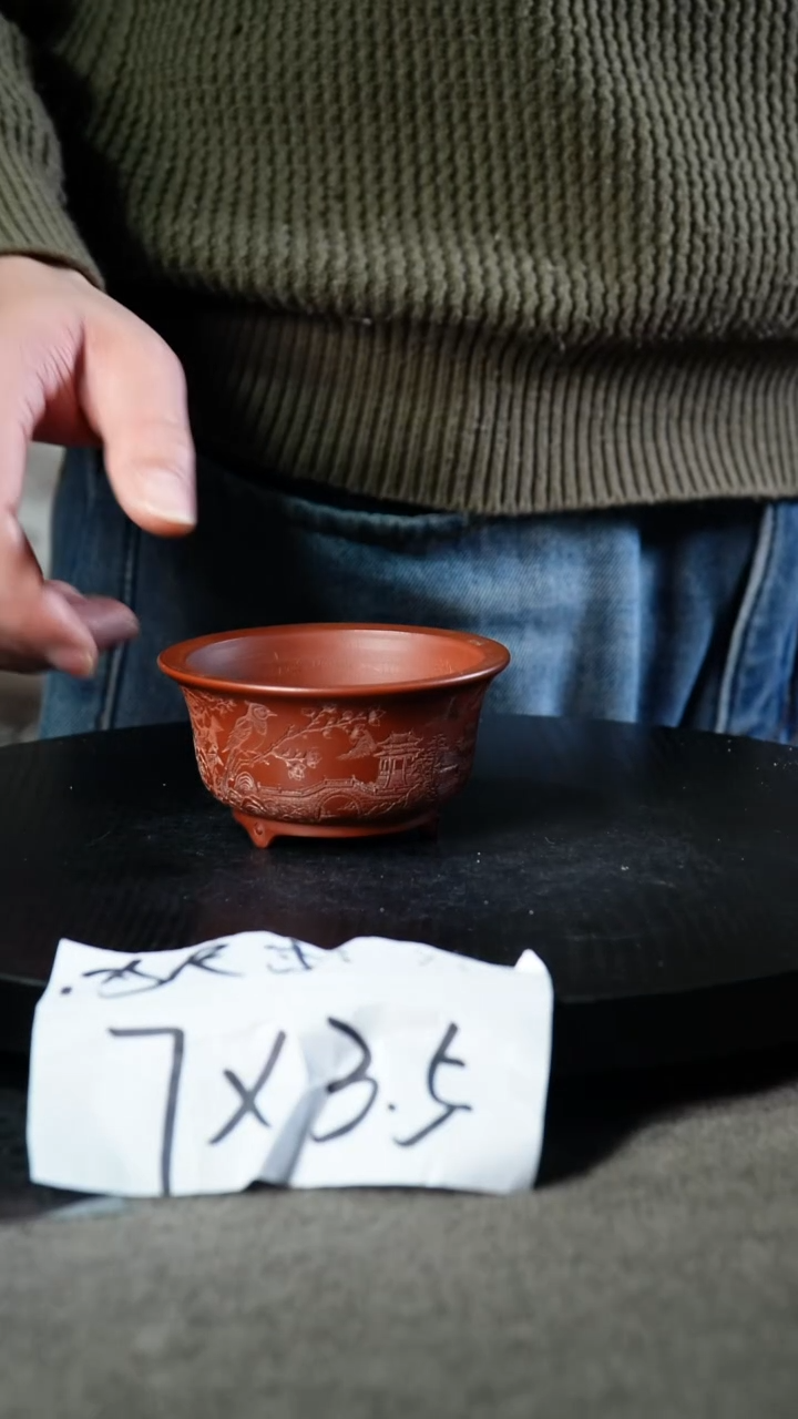 A宜兴紫砂小花盆