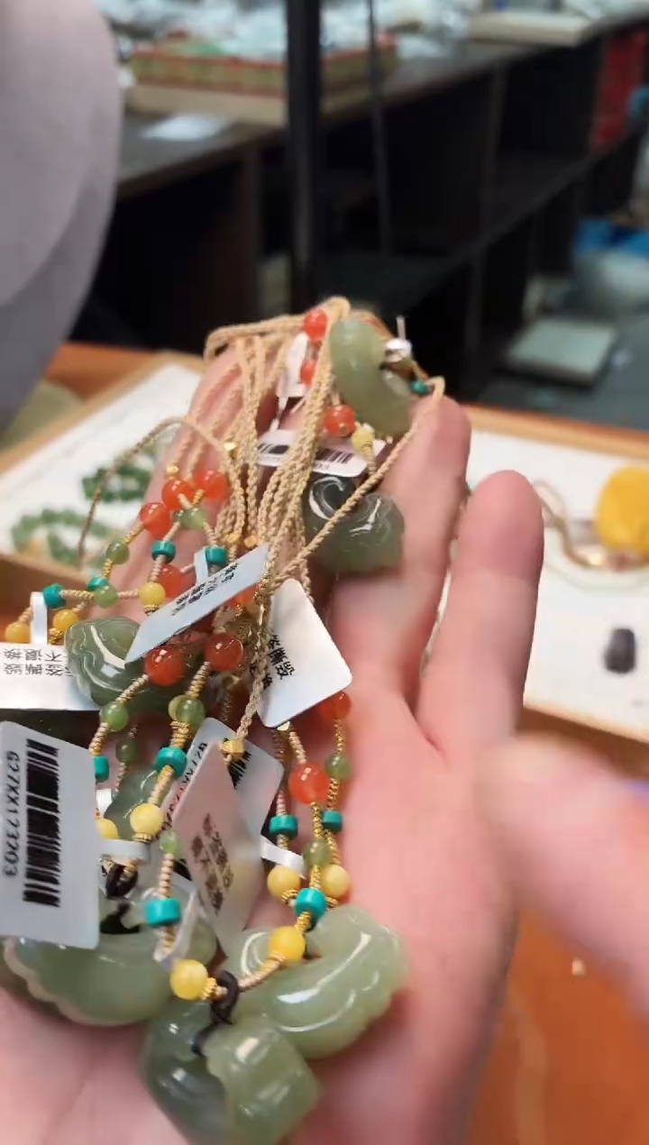 吊坠(赠链)未镶嵌和田玉o33多样性其一