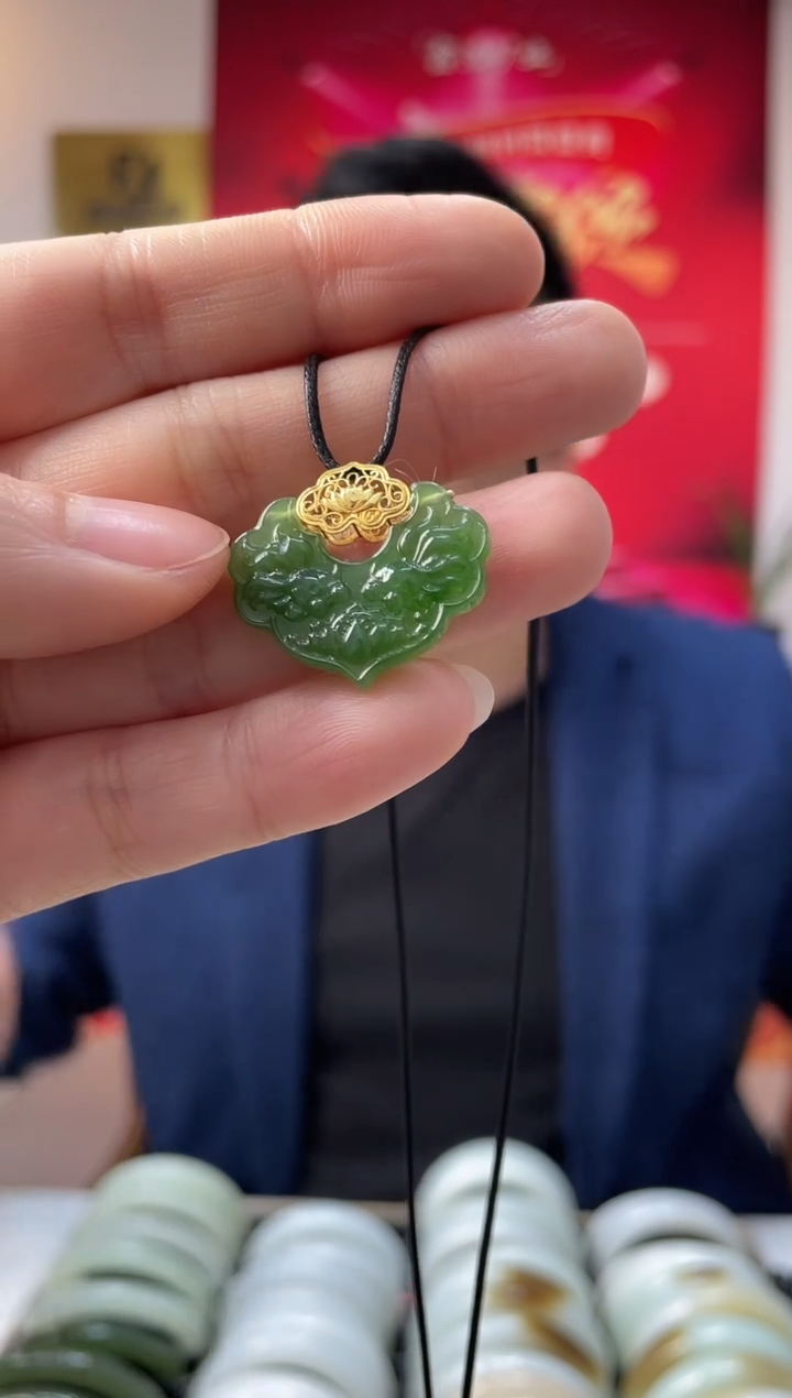 【闪购商品】和田玉颈饰18K金镶嵌碧玉如意锁吊坠随机发一件