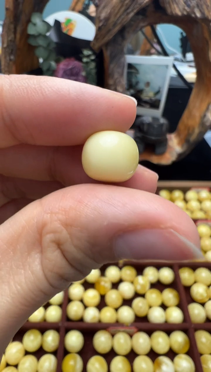 【闪购商品】蜜蜡裸石未镶嵌俄料微瑕老型11.8mm0.894克