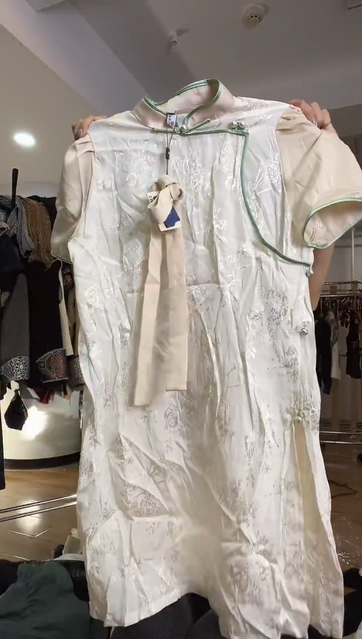 连衣裙   XL码   125斤以里暇