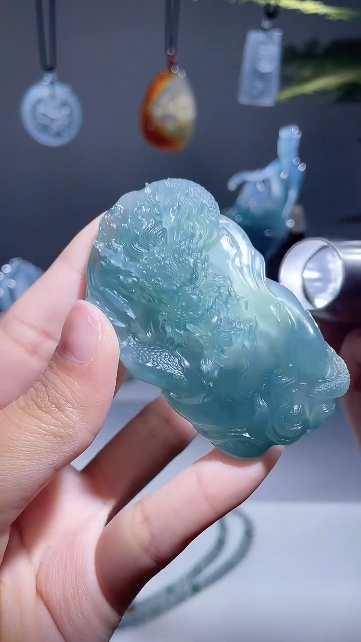 颈饰未镶嵌翡翠龙牌