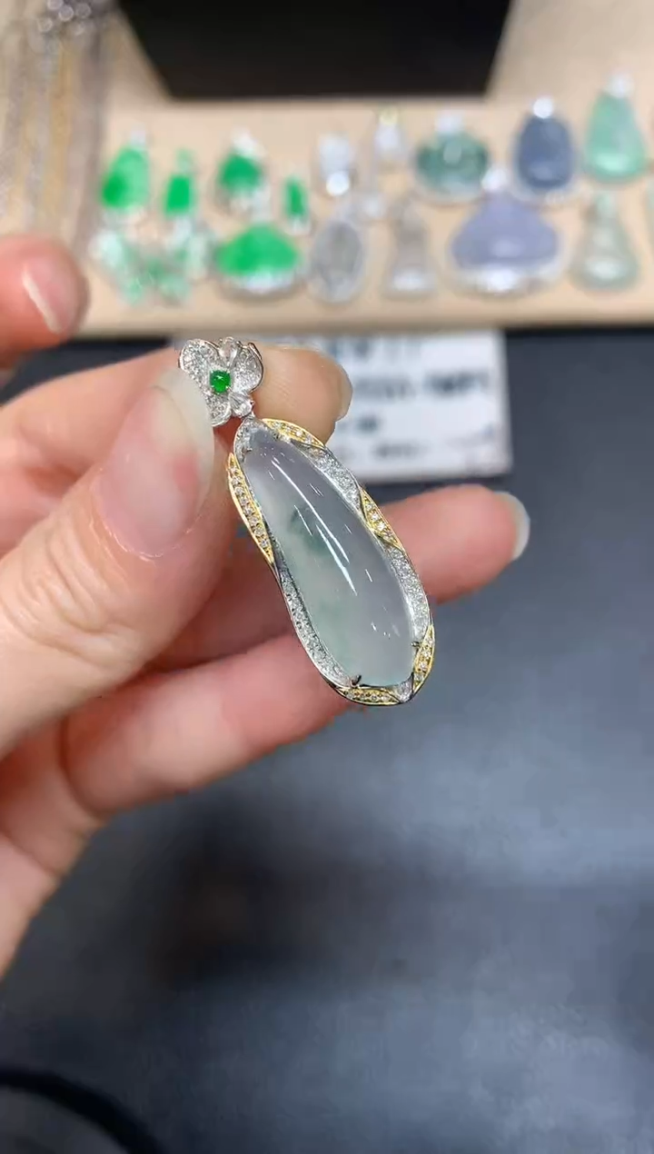 【闪购商品】翡翠颈饰18K金镶嵌福瓜【无服务费