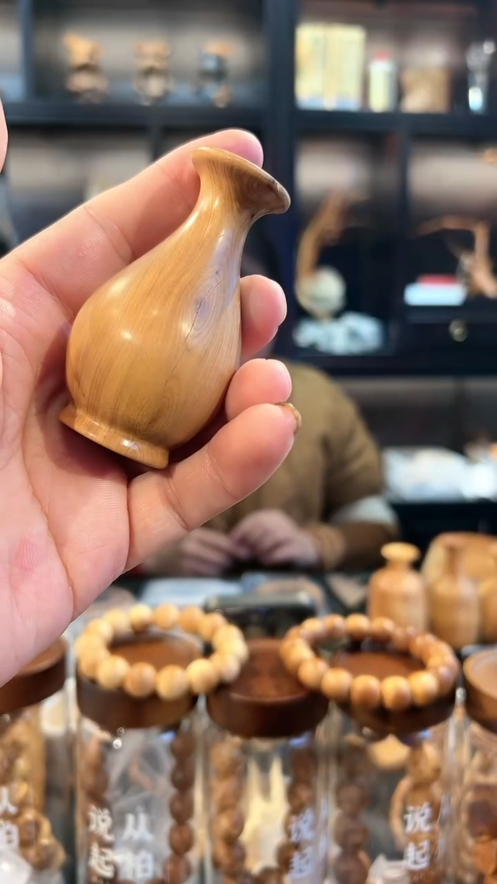 崖柏小花瓶有裂福利一个