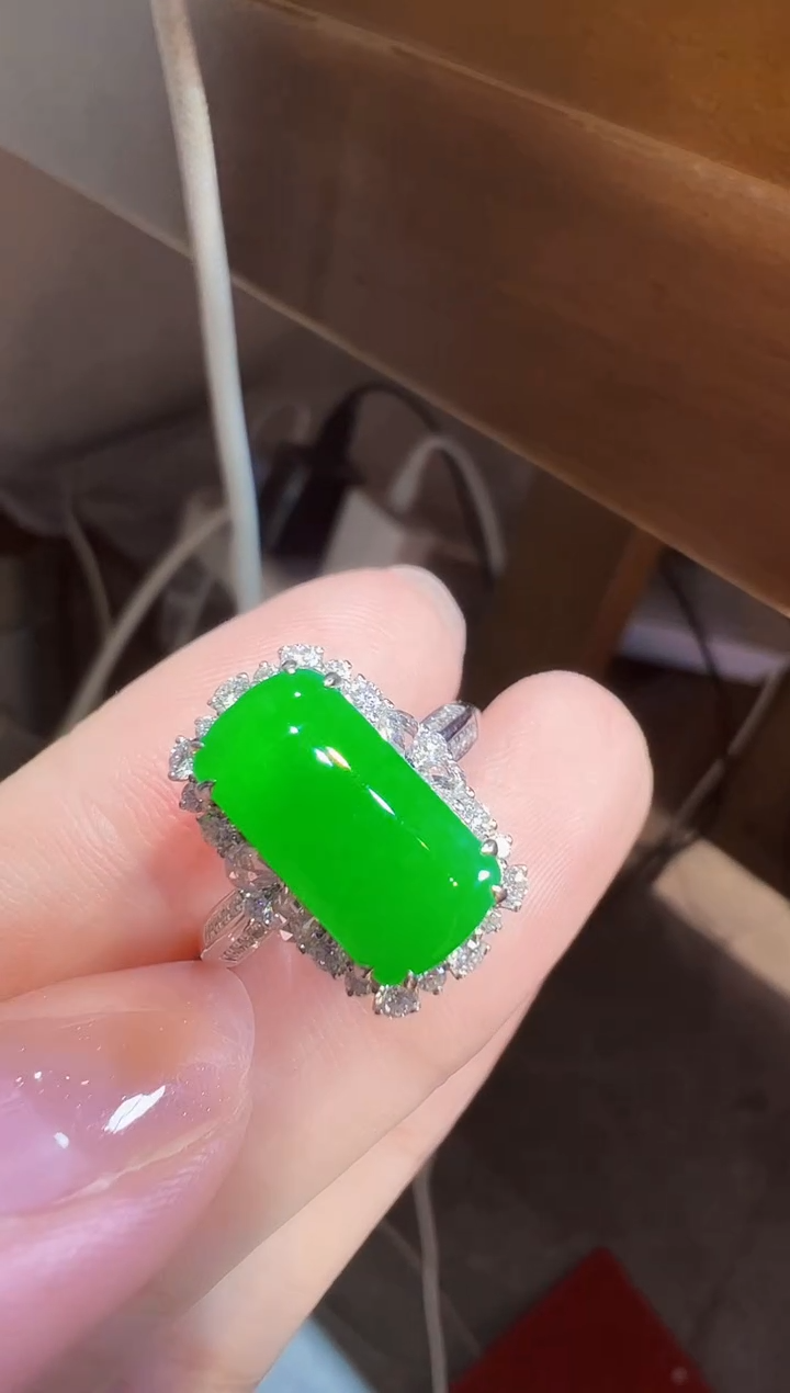 翡翠戒指18K金镶嵌马鞍