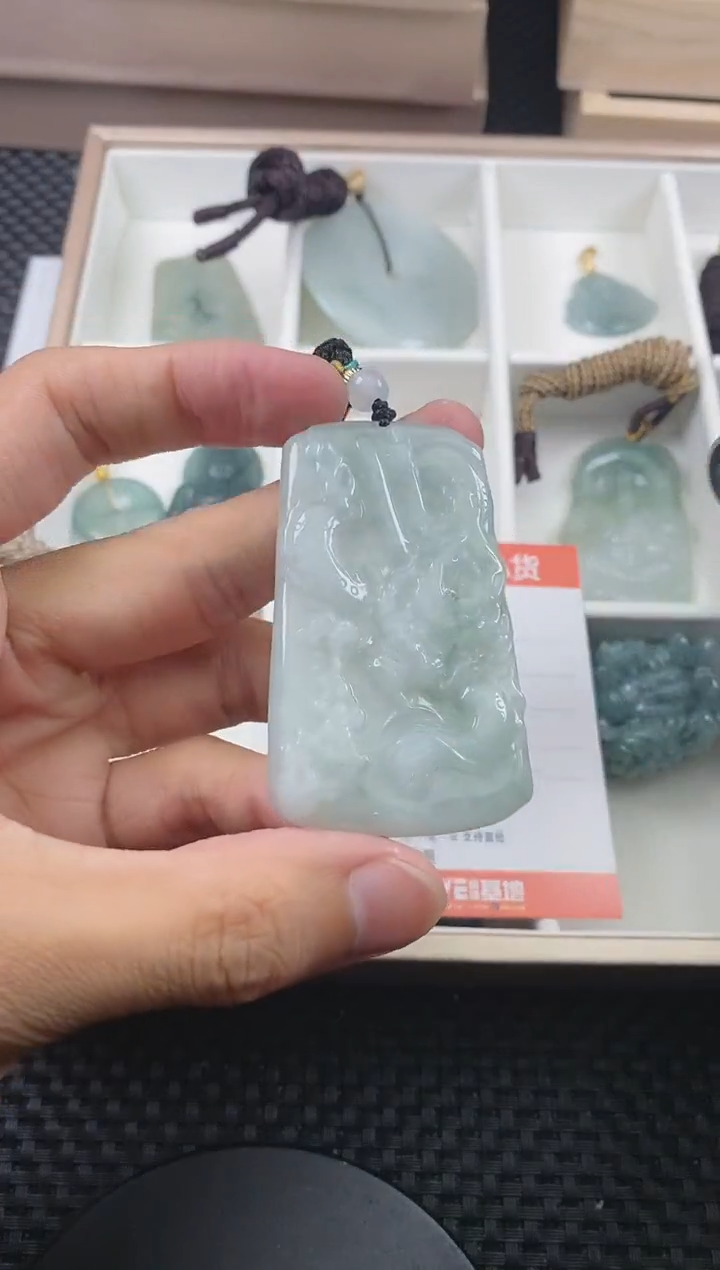 翡翠未镶嵌颈饰 