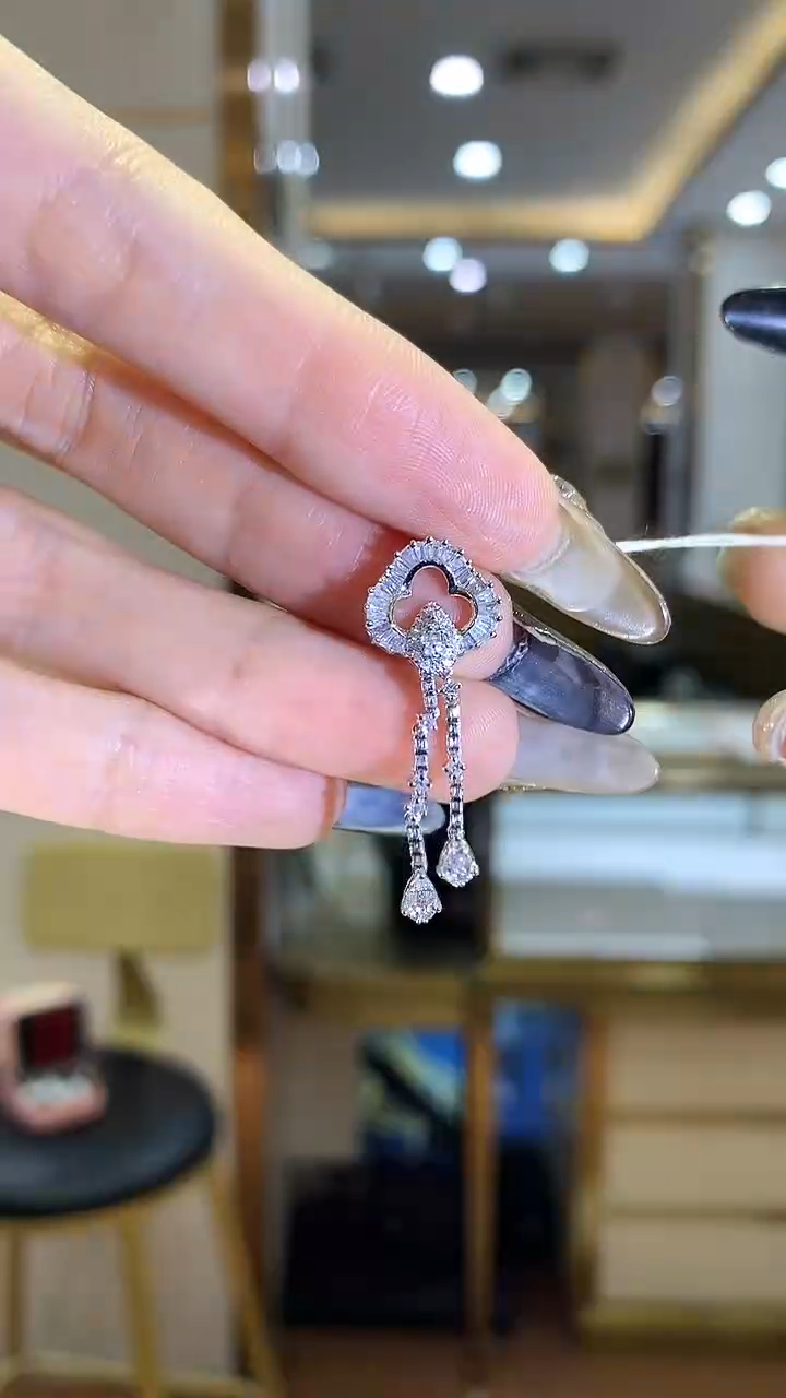 【闪购商品】钻石吊坠18K金镶嵌钻石吊坠