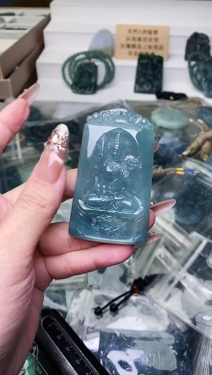 颈饰未镶嵌翡翠 