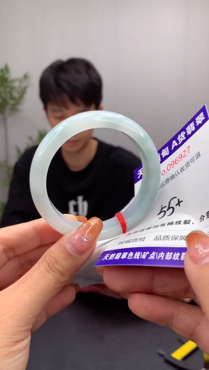 未镶嵌手镯翡翠有纹，完美者勿拍