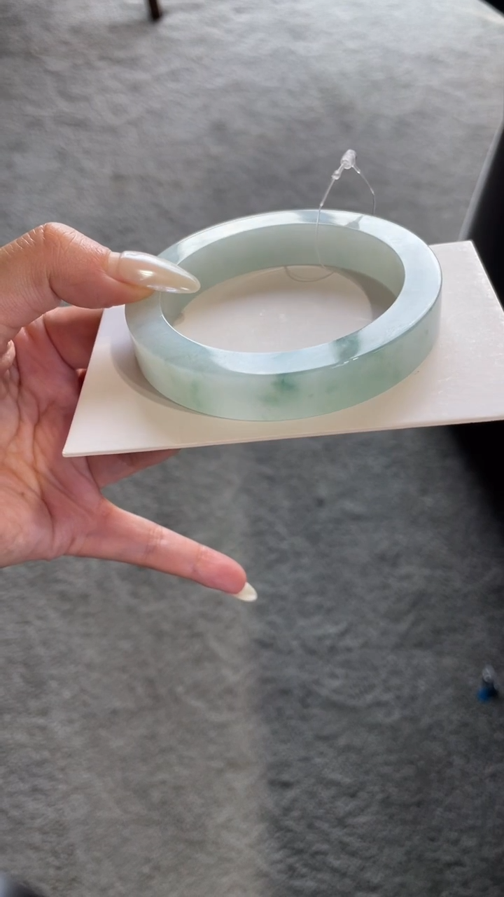 未镶嵌飘花定制翡翠可*定制翡翠手镯