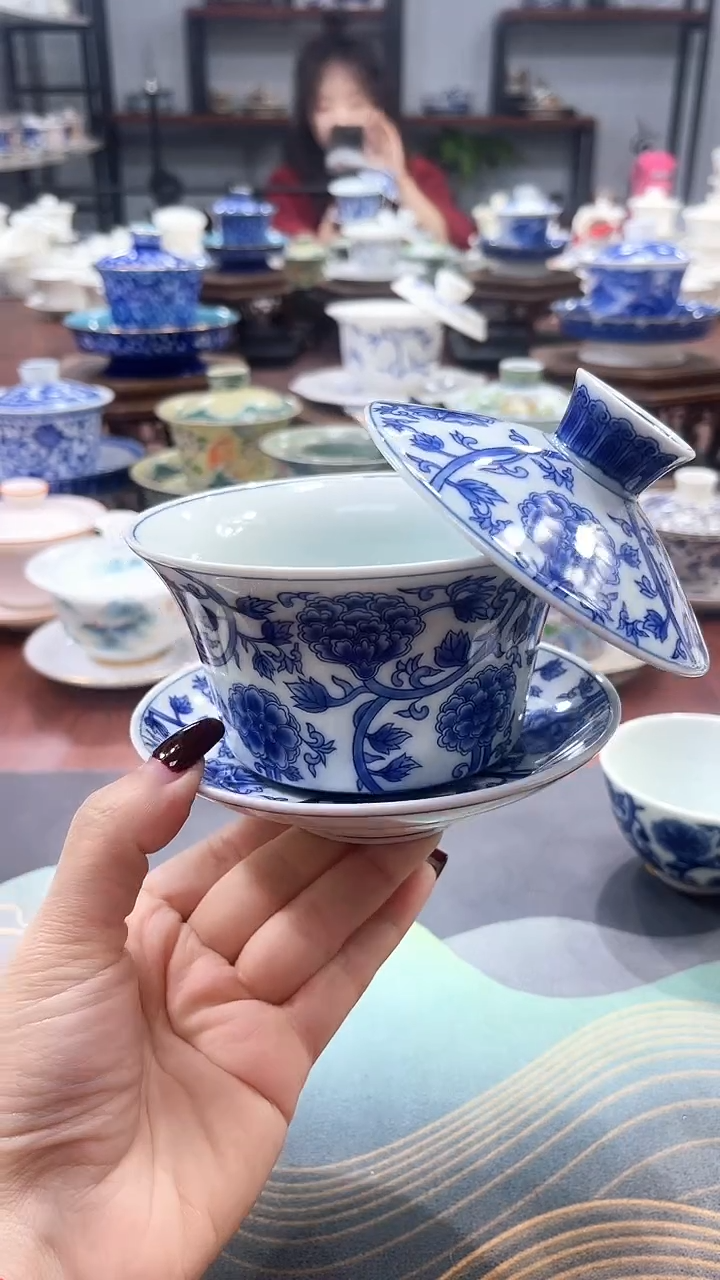 【闪购商品】320ml大号缠枝莲悬停盖碗