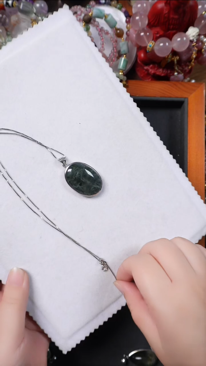 颈饰银S925镶嵌发晶小*绿兔毛项链