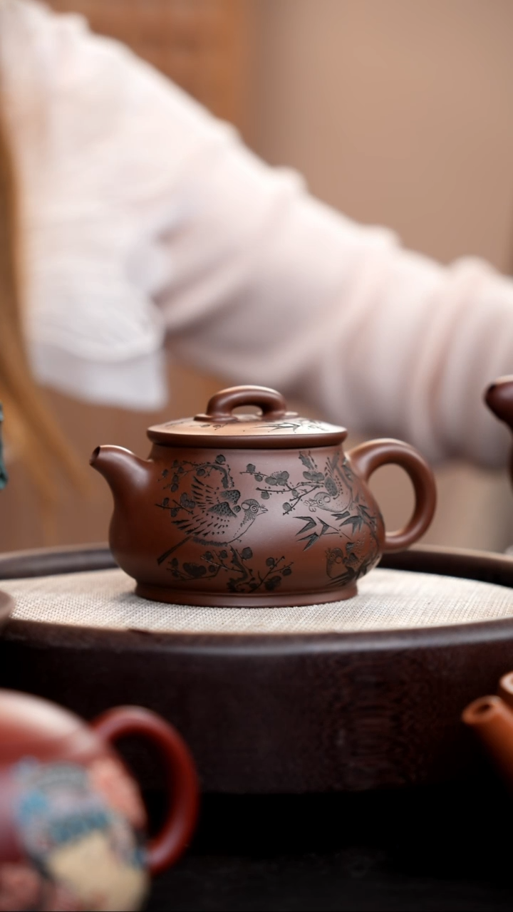 紫砂茶壶紫泥儒相刻梅竹鸟