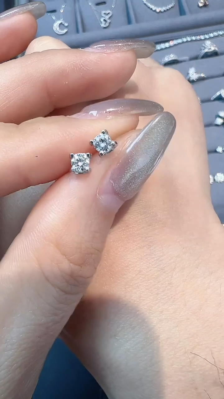 【闪购商品】钻石耳饰18K金镶嵌耳钉