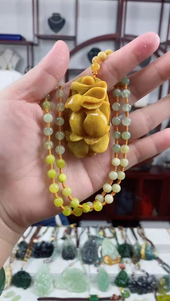 未镶嵌岫玉颈饰兔