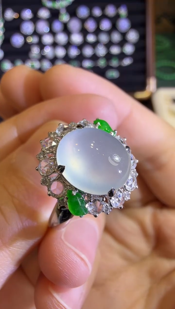 【闪购商品】翡翠戒指18K金镶嵌玻璃种蛋面戒指
