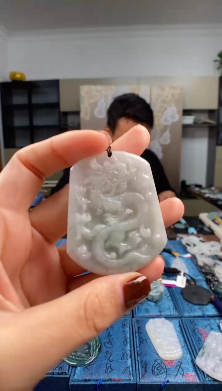 颈饰未镶嵌翡翠  多样性发其一