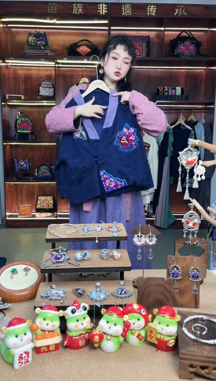 【闪购商品】织绣A28黔东南苗族刺绣