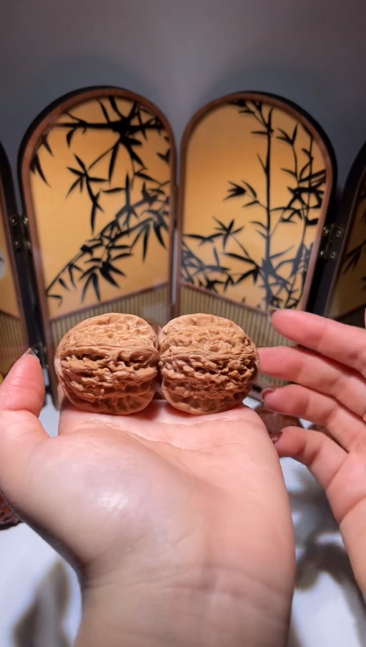 吊坠文玩核桃三日红白狮子 38尺寸