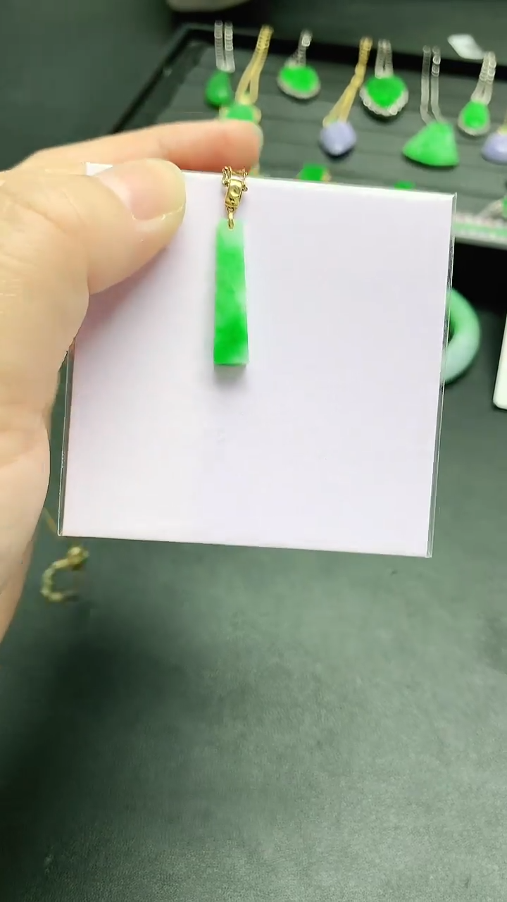 颈饰18K金镶嵌翡翠赠礼盒证书