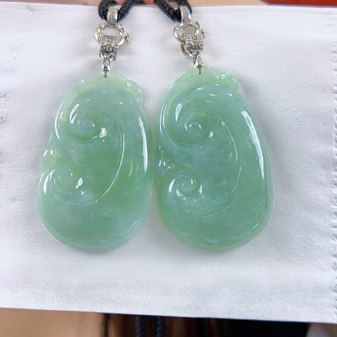 天然翡翠A货绿如意吊坠送绳子高50+宽30+厚6+（多样性发其中一个）