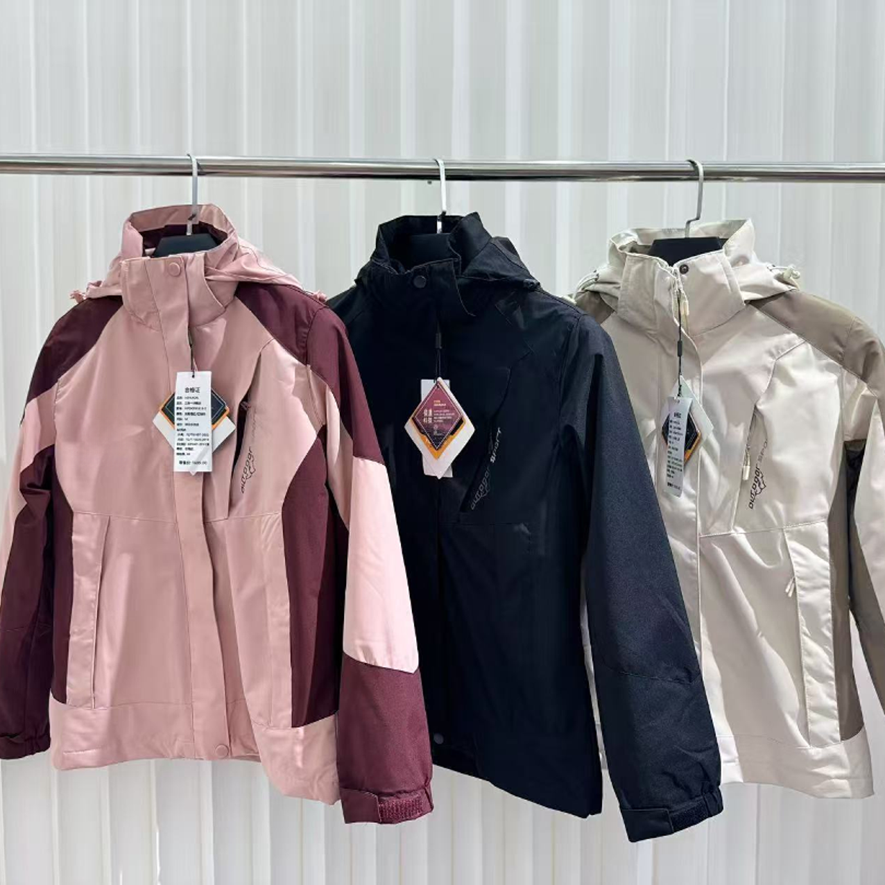 男女通用可拆卸防风防水冲锋衣适合户外穿着