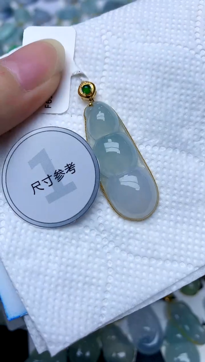 颈饰18K金镶嵌翡翠天然A货翡翠