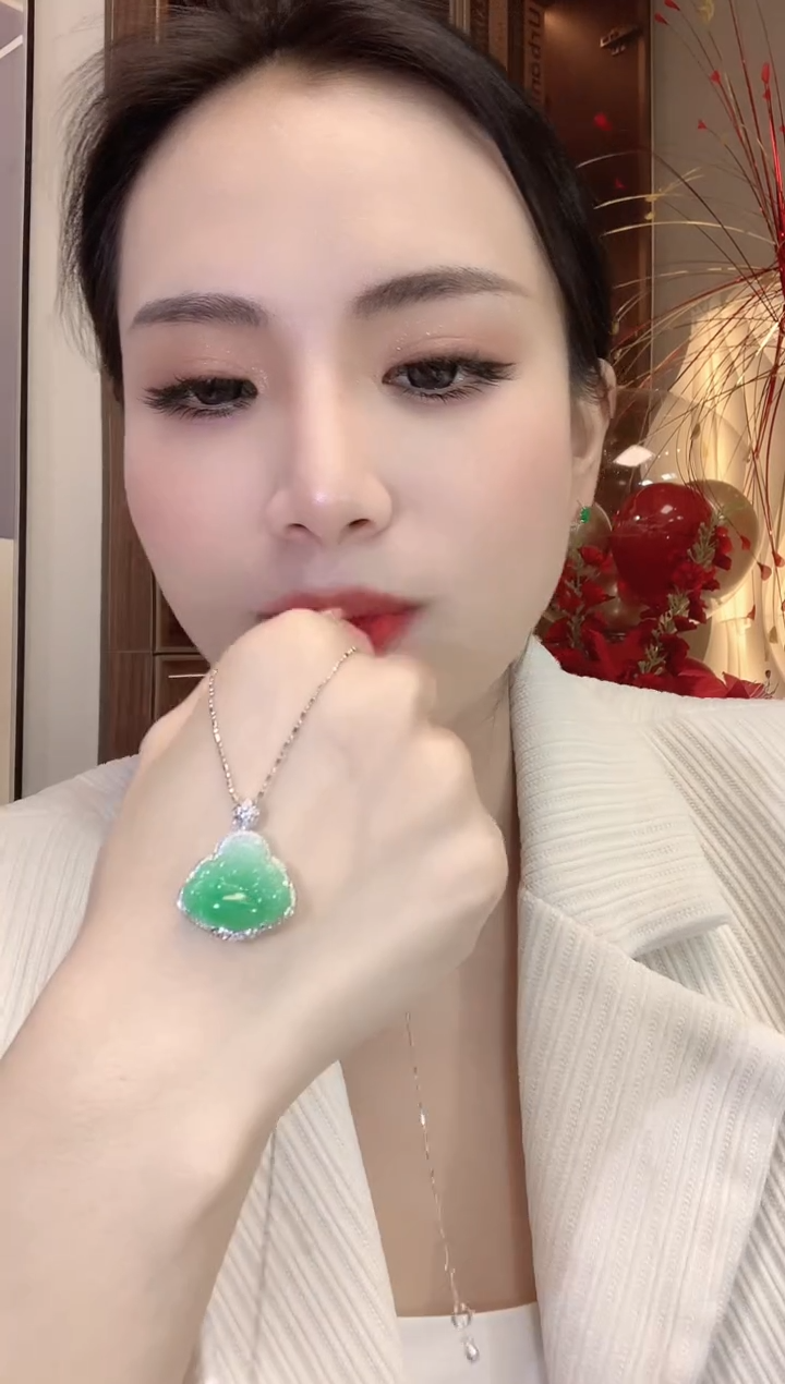【闪购商品】翡翠吊坠(不含链)18K金镶嵌C22