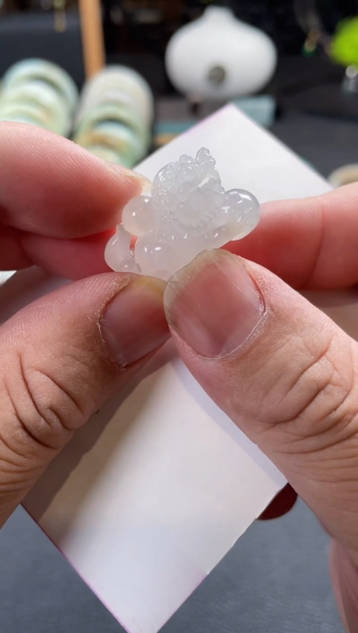 【闪购商品】翡翠颈饰未镶嵌有纹裂瑕疵包容
