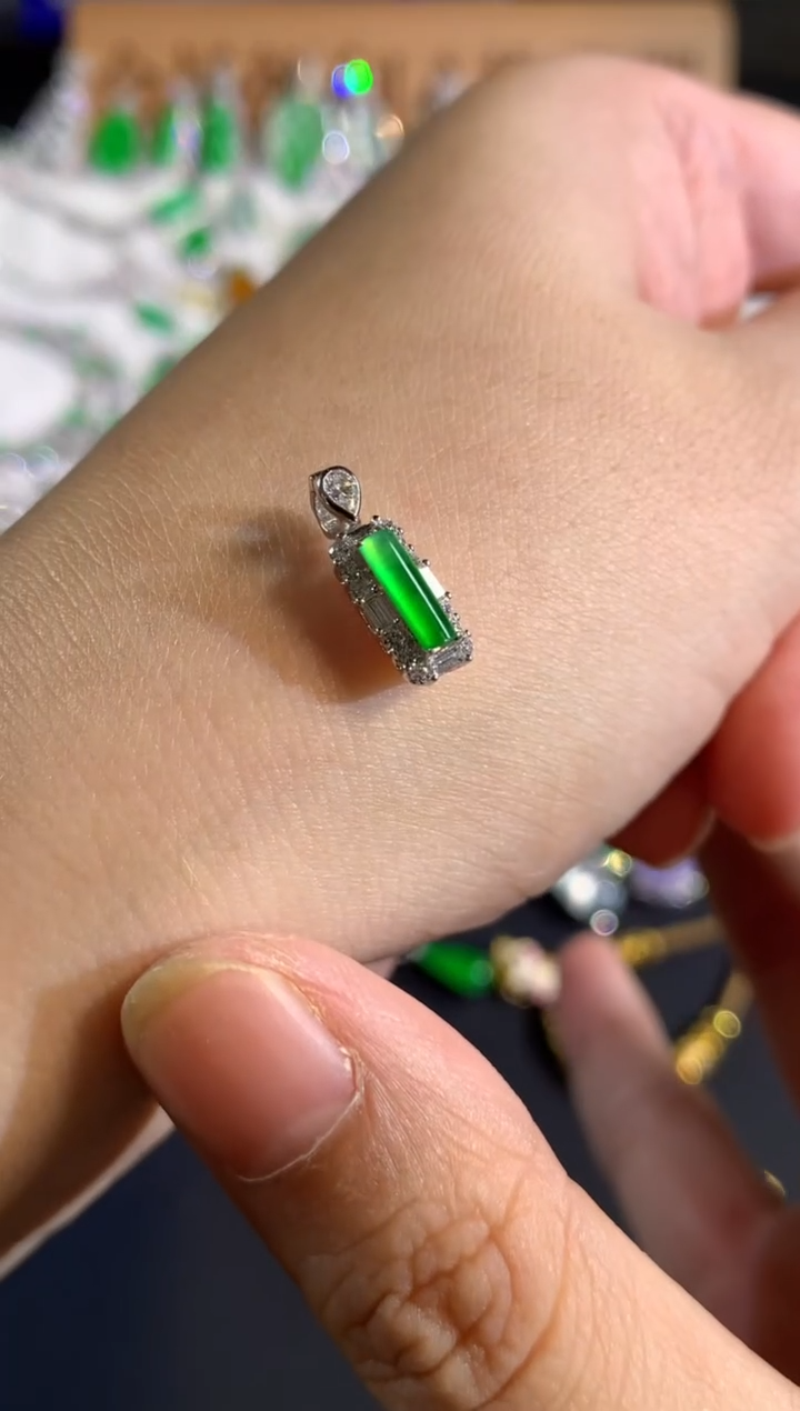 吊坠(不含链)18K金镶嵌翡翠A442|9800