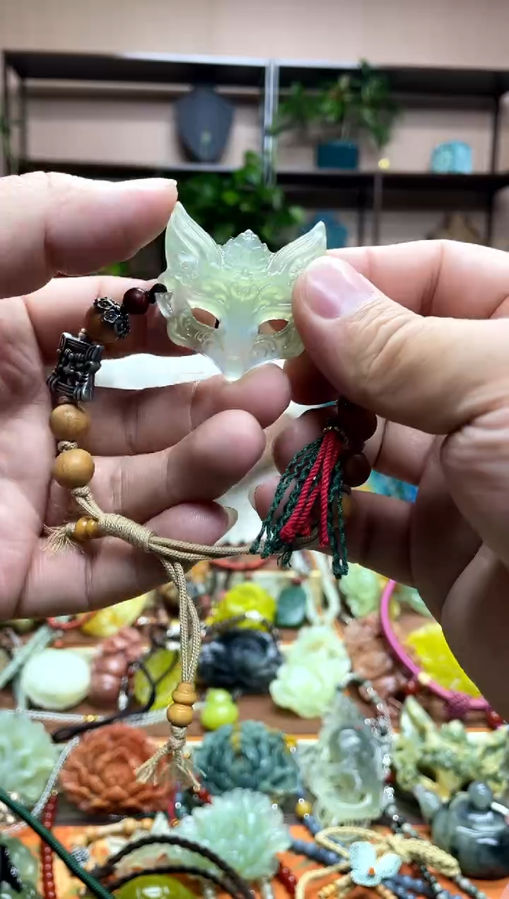 未镶嵌岫玉颈饰多样性发货发其中之一