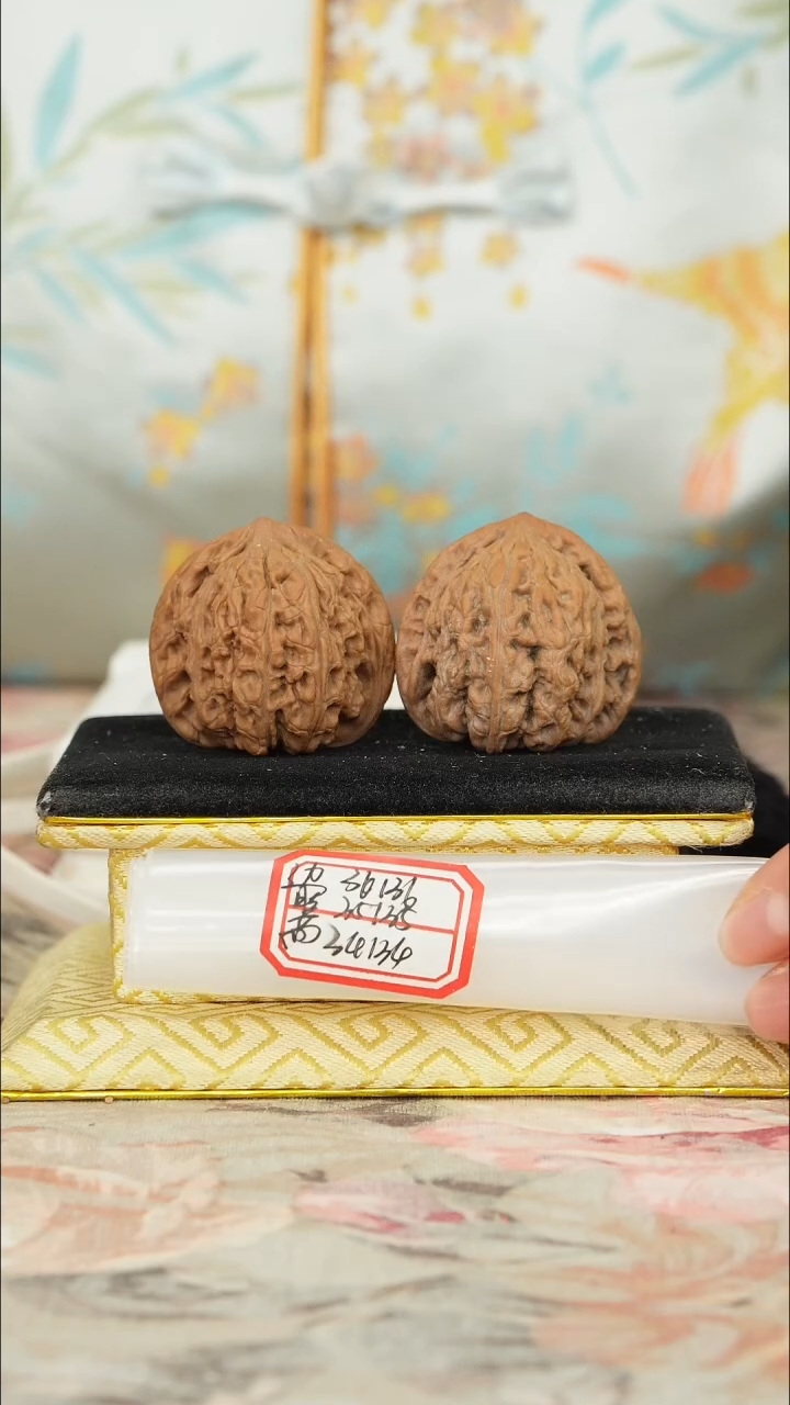 【闪购商品】文玩核桃把件密纹