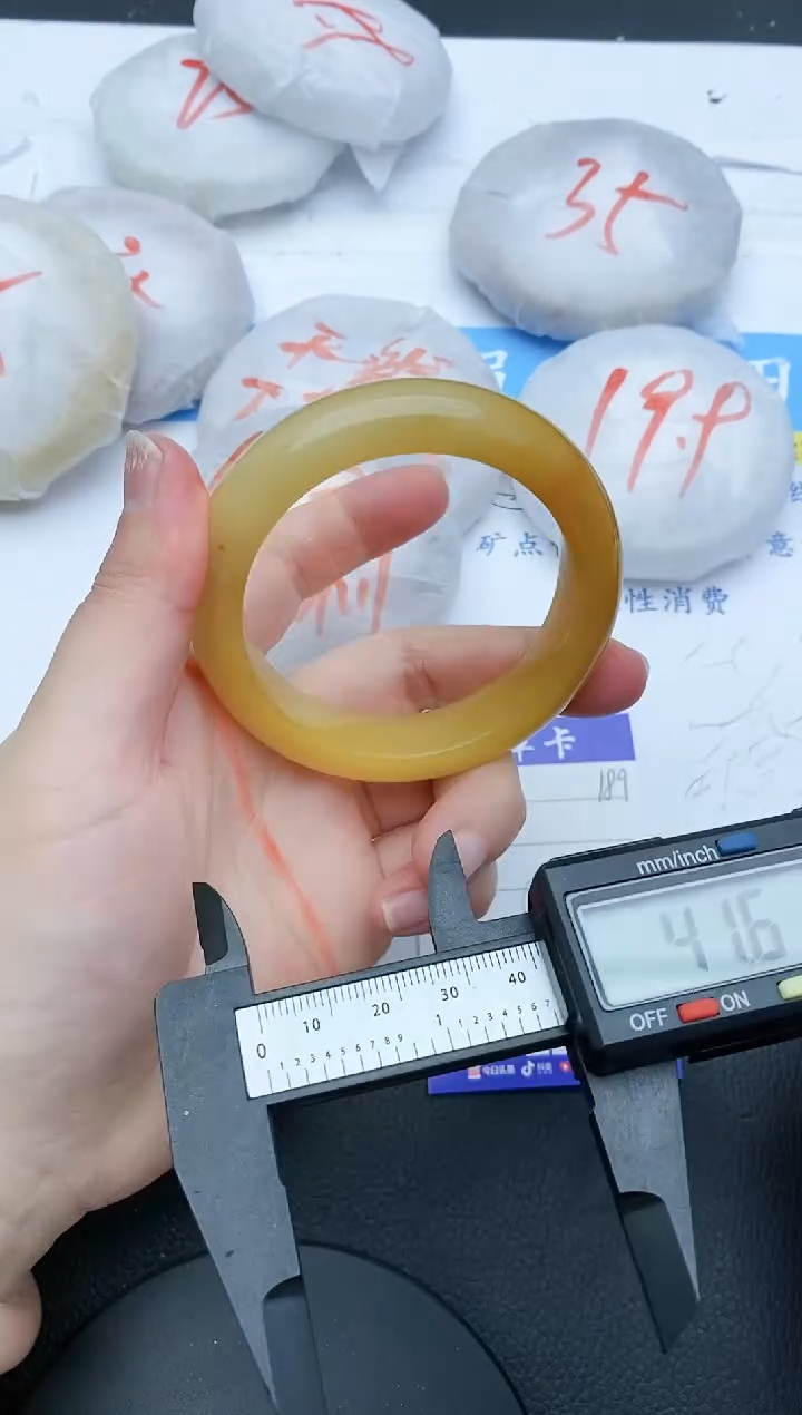 【闪购商品】石英质玉手镯未镶嵌189+55/56