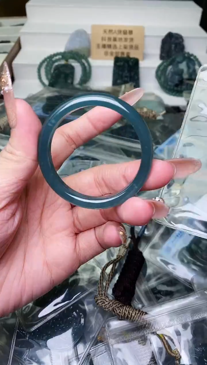 颈饰未镶嵌翡翠 