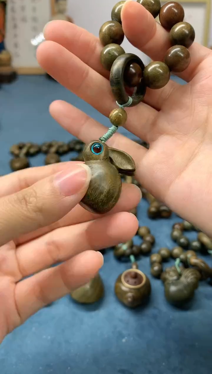 【闪购商品】维腊木（绿檀）把件望月兔 盘玩件