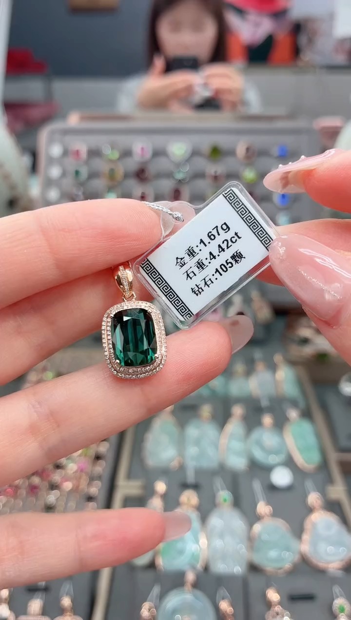 颈饰18K金镶嵌碧玺4.42     