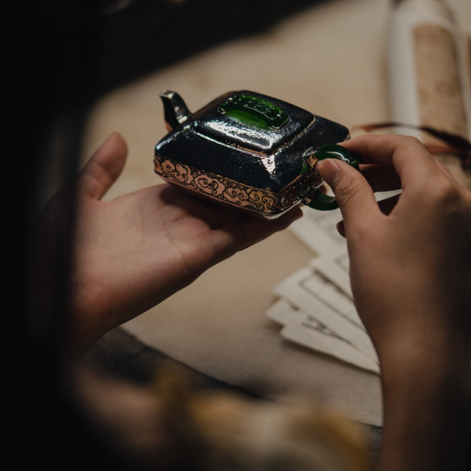 呆坐 | 寸发标手敲锤纹浮雕錾刻祥云纹四方扁壶  容量：150ml