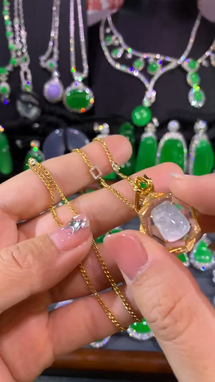 项链18K金镶嵌翡翠锁骨链