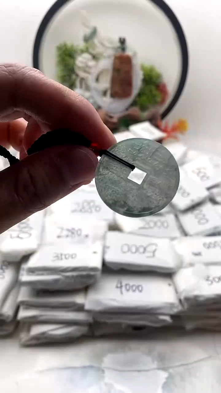 颈饰未镶嵌翡翠山鬼有纹有瑕疵【福利款】