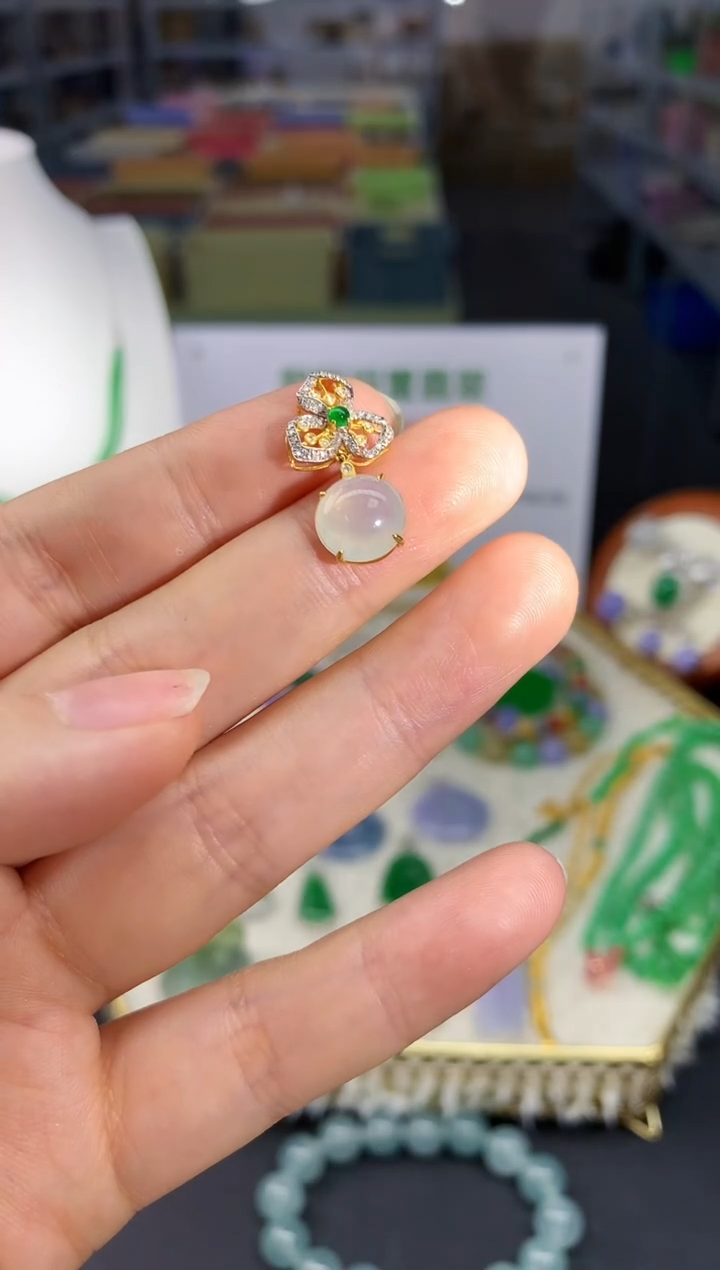 【闪购商品】翡翠吊坠(不含链)18K金镶嵌翡翠吊坠|不退不换