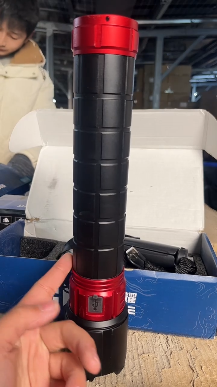 f2两节电池强光手电筒