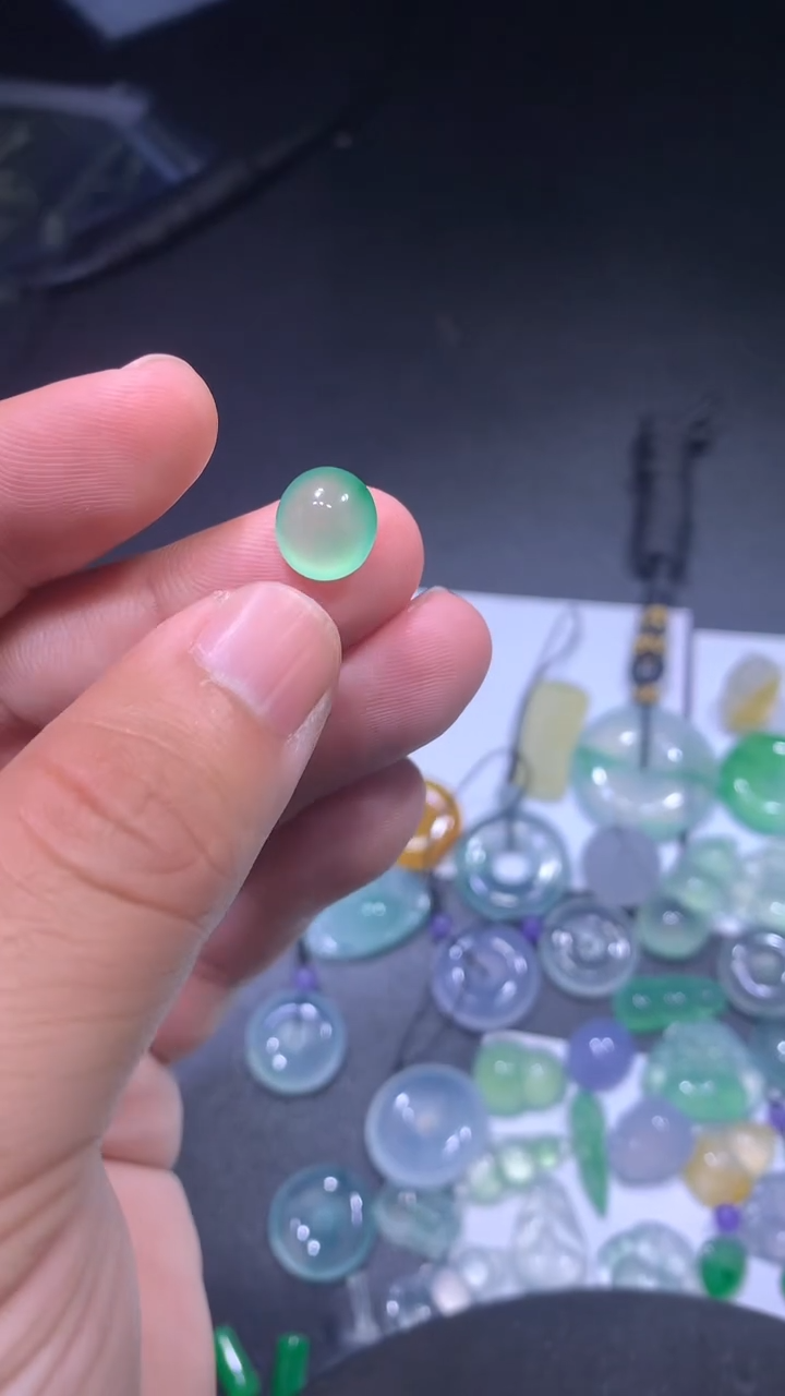 颈饰未镶嵌翡翠蛋面