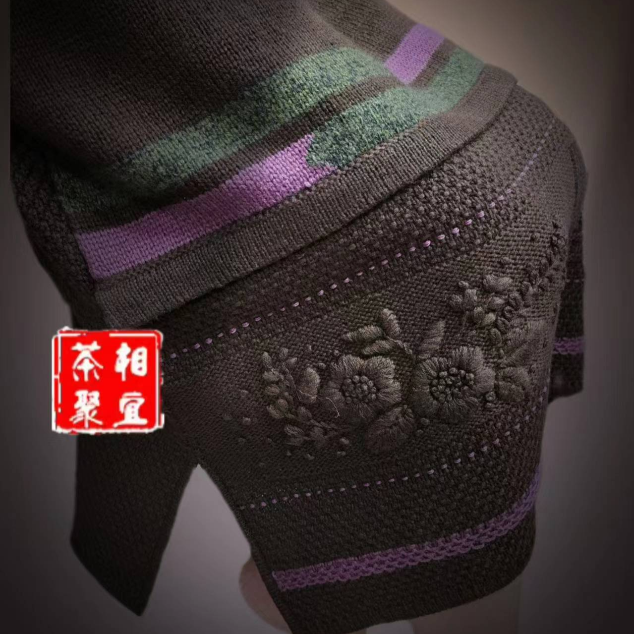 如此《必喜》修身直筒侧开叉绣花长裙