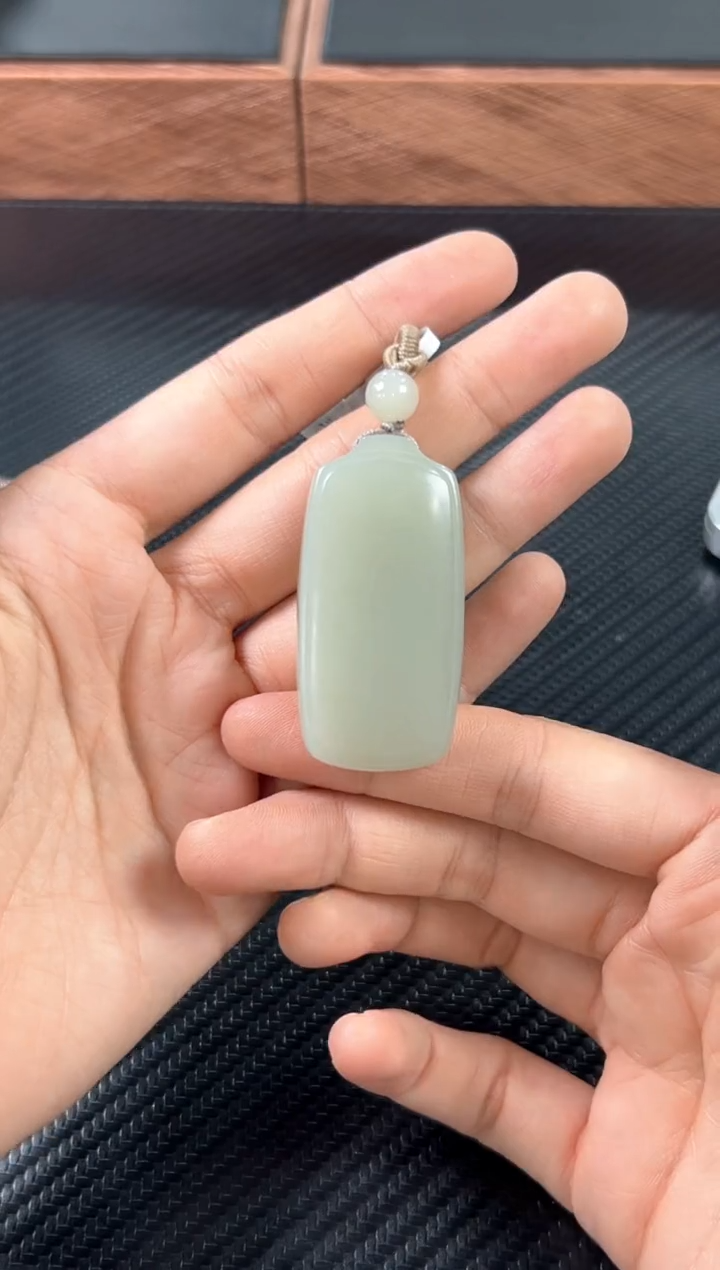 吊坠(赠链)未镶嵌和田玉且末微色差近矿吊坠K